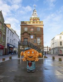 Hamish in the centre of Dumfries2