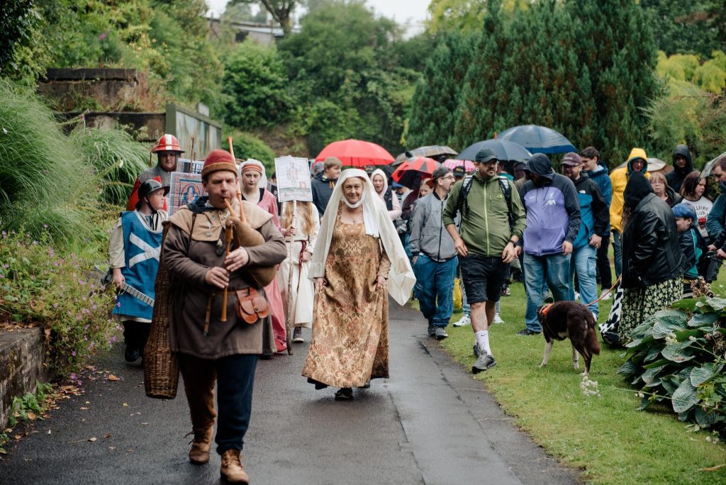 WEATHER DOES NOT STOP ROBERT THE BRUCE BIRTHDAY CELEBRATIONS